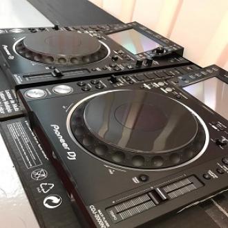2x Pioneer CDJ-2000NXS2 +  1x DJM-900NXS2 mixer 