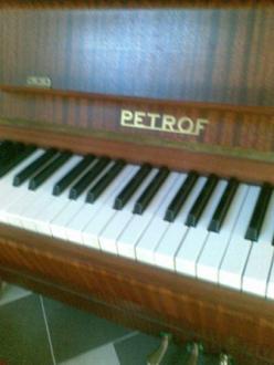 HITNO prodajem PETROF pianino