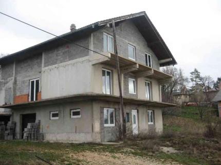 Prodajem kucu u Livnu